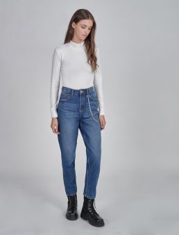 Jeans mom-fit con catena