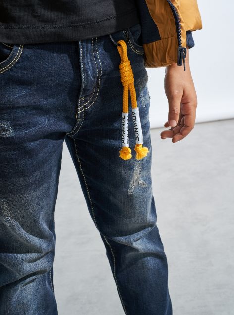 Jeans in denim con applicazioni